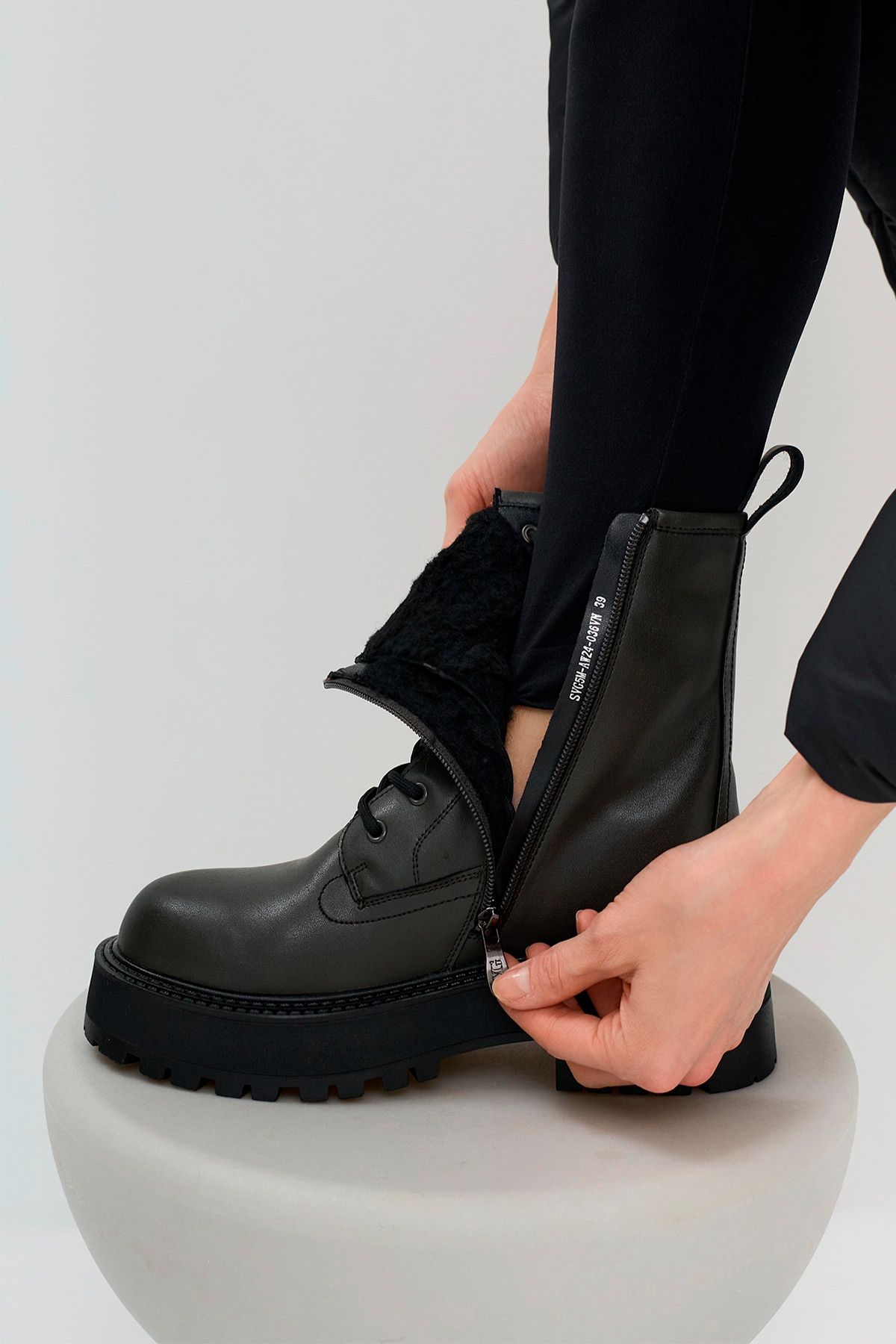 Утепленные высокие ботинки из мягкой натуральной кожи, 36р