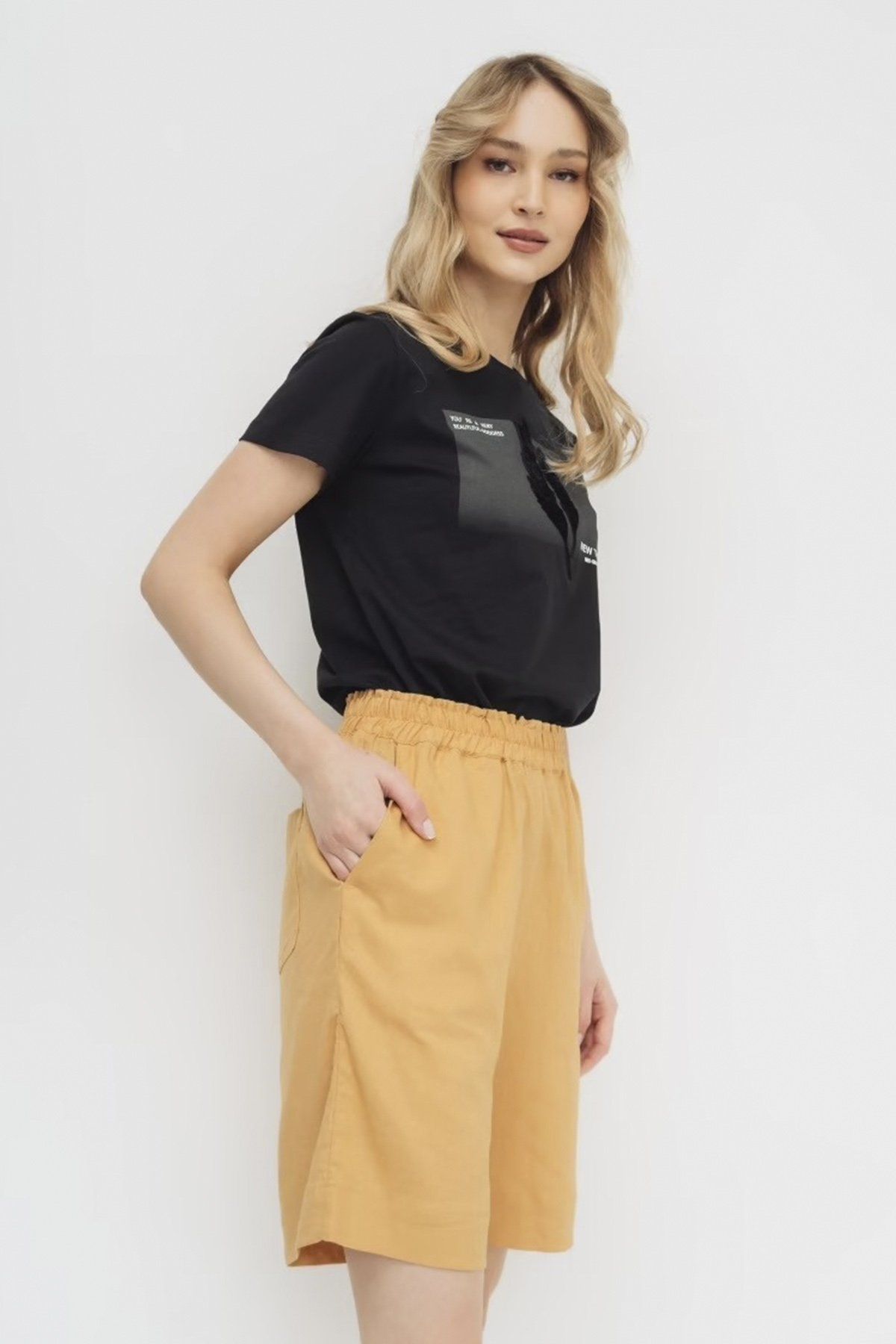 Шорты в цвете охра с эластичной резинкой на поясе, 44р