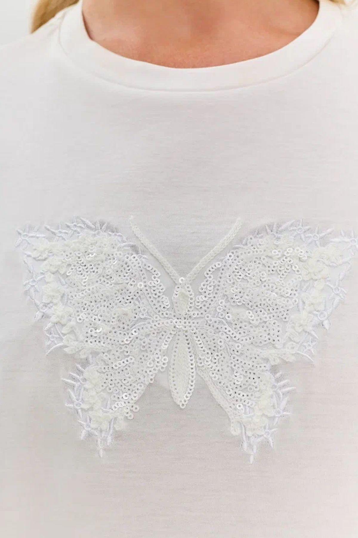 Футболка с вышивкой в форме бабочки, 42р