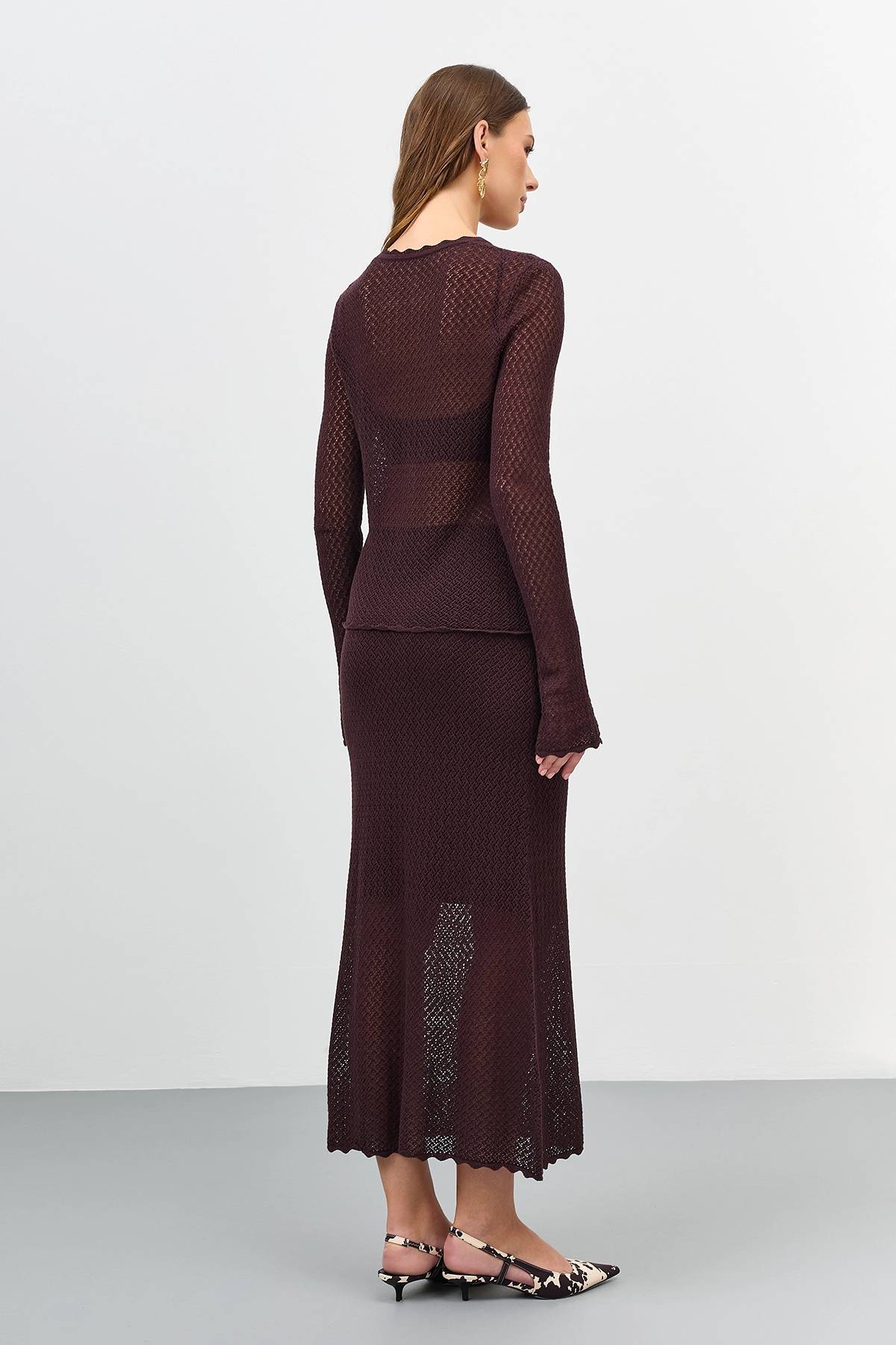 Лимитированная серия темно-коричневый джемпер с палантином, 48