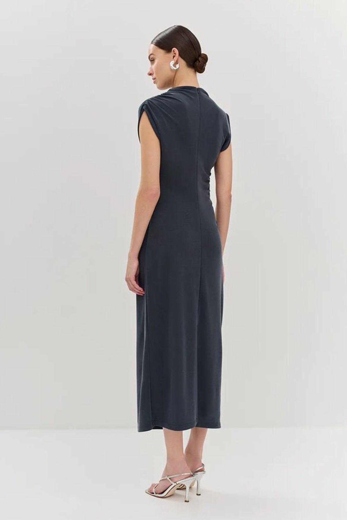 Элегантное платье с закрытой горловиной, 48р