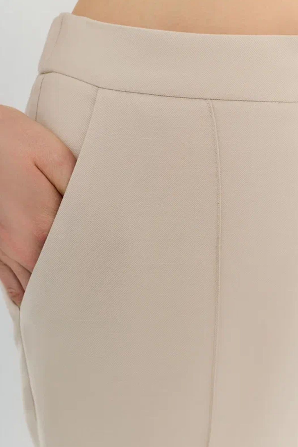 Брюки светло-бежевого цвета с зауженными штанинами, 40р