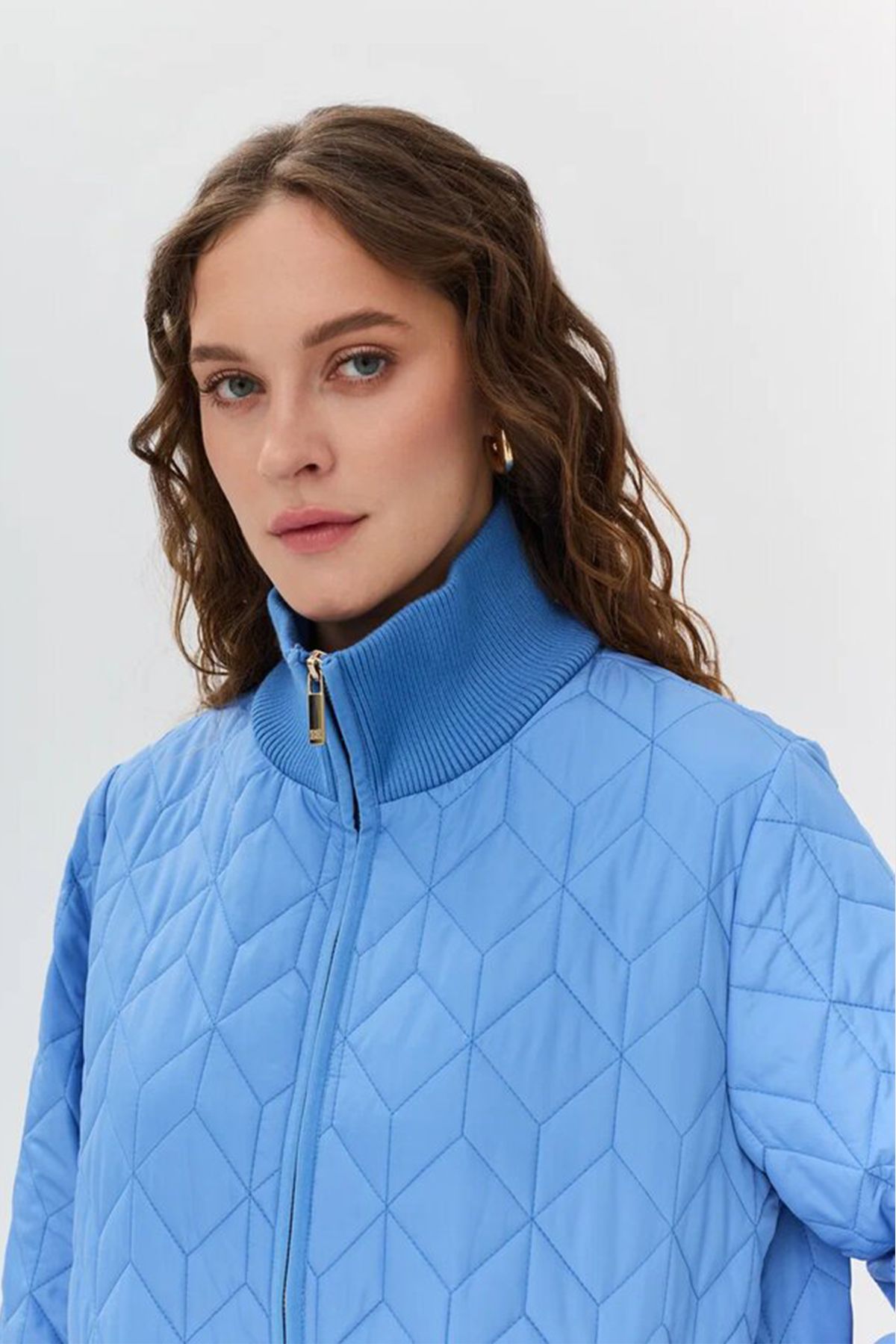 Яркое пальто с фигурной стежкой и удлиненной спинкой, 42р