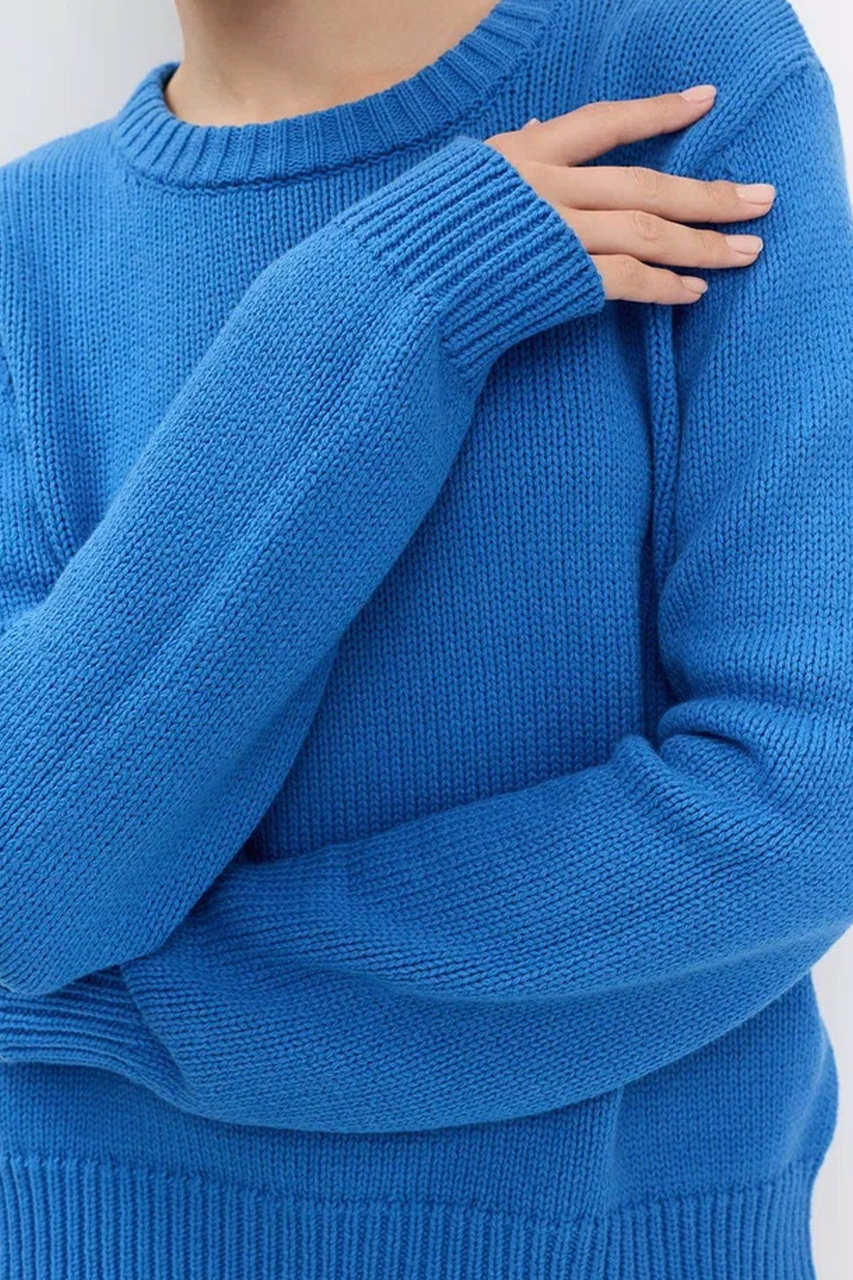Яркий джемпер прямого силуэта в синем цвете, 48р