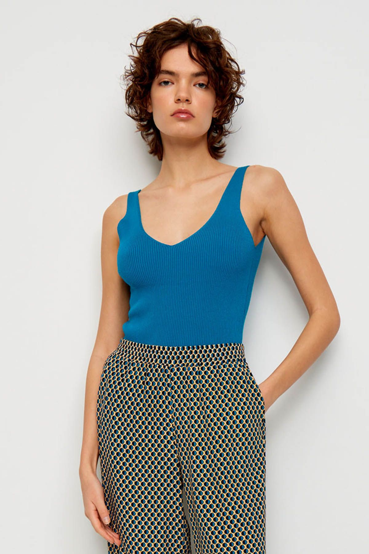 Трикотажный топ с широкими бретелями, 50р