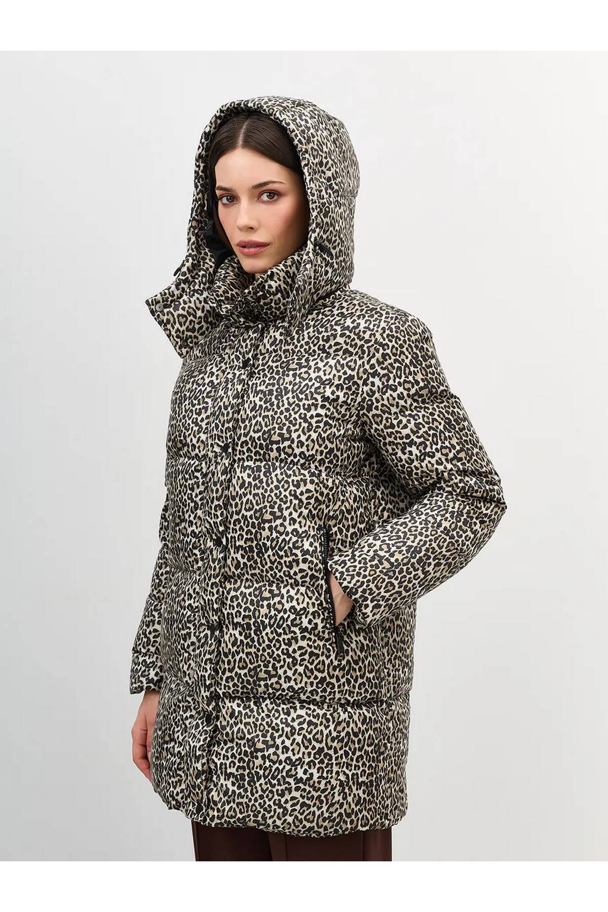 Лимитированная серия пуховик с анималистичным принтом и палантин, 42