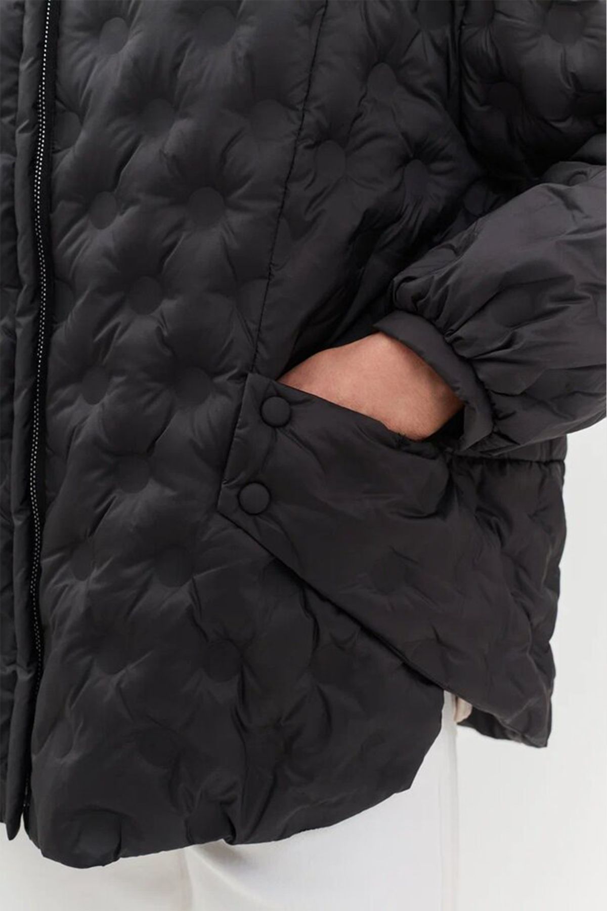 Стильная куртка oversize на натуральном утеплителе с фантазийной стежкой в черном цвете, 44р