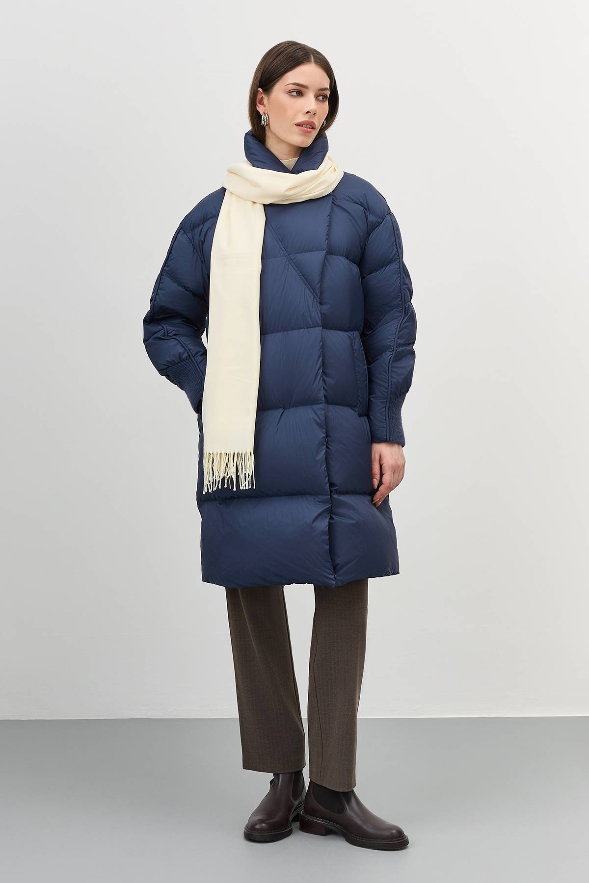 Лимитированная серия пуховик на запах с трикотажной манишкой и палантин, 42