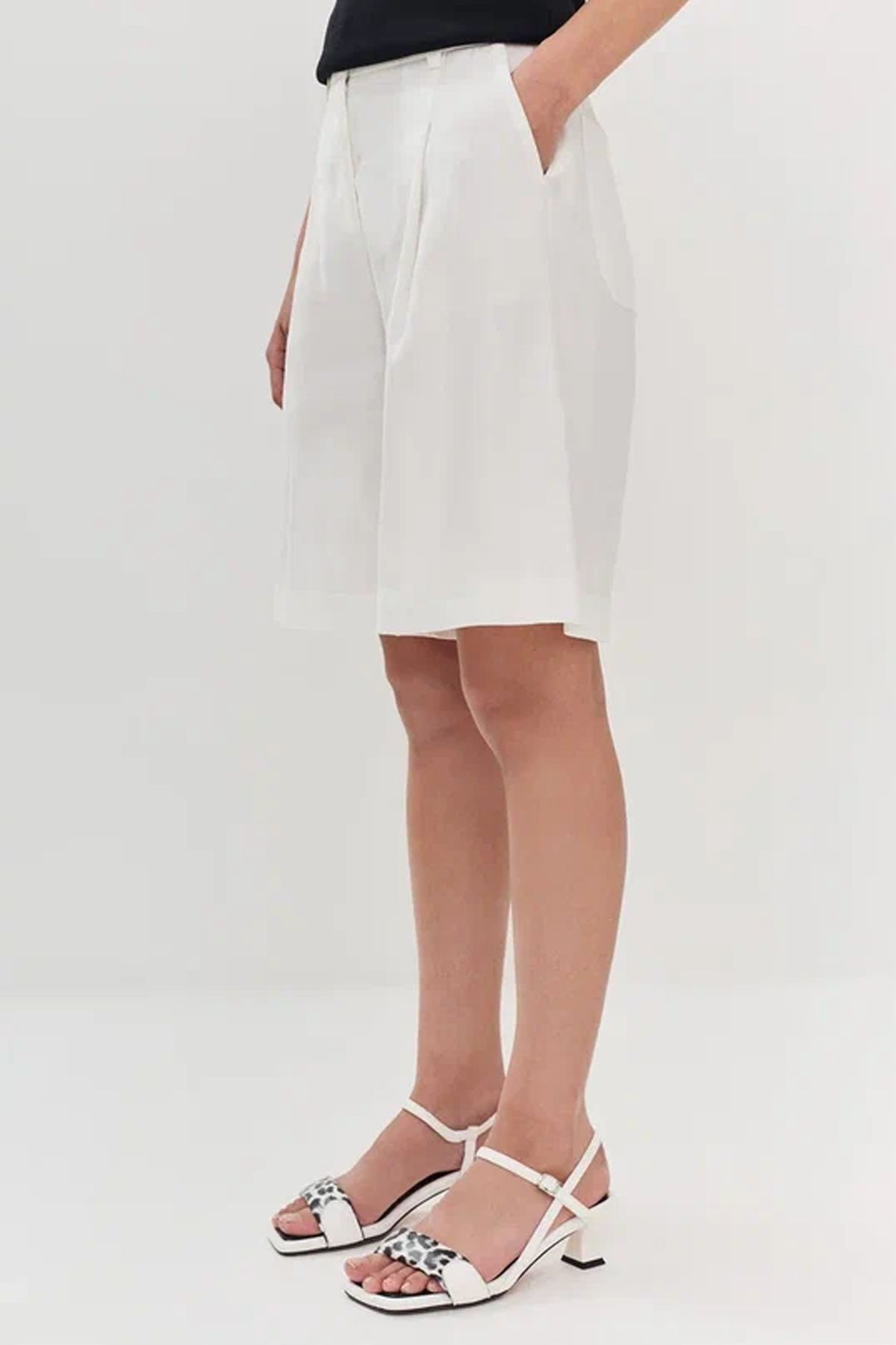 Свободные шорты до колена в молочном цвете, 52р